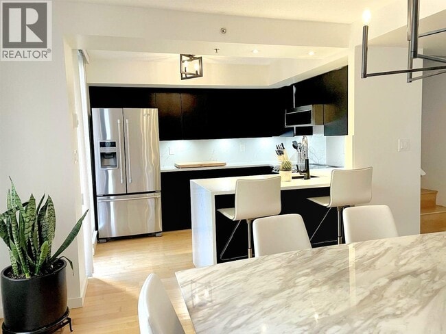 Building Photo - 973 Mainland St