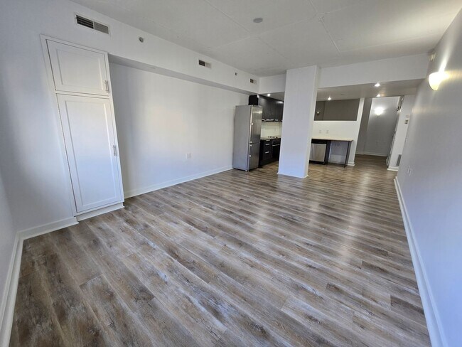Building Photo - Modern 1 bed 1 bath available now