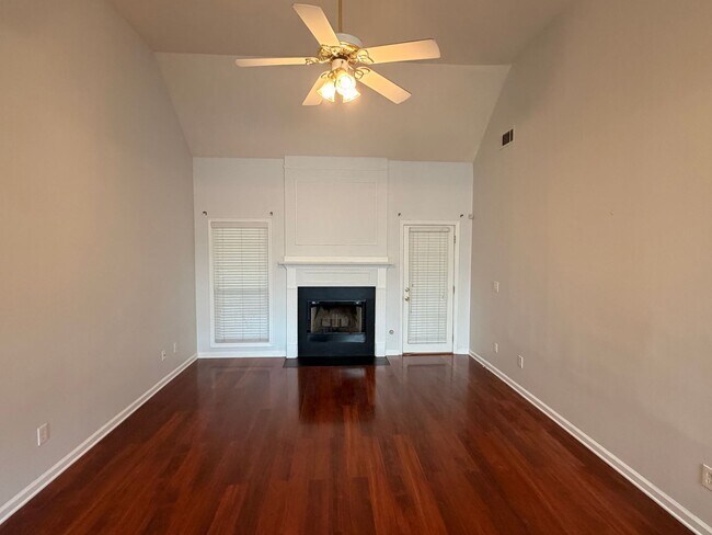 Building Photo - Charming 3-Bedroom Home In City Square!