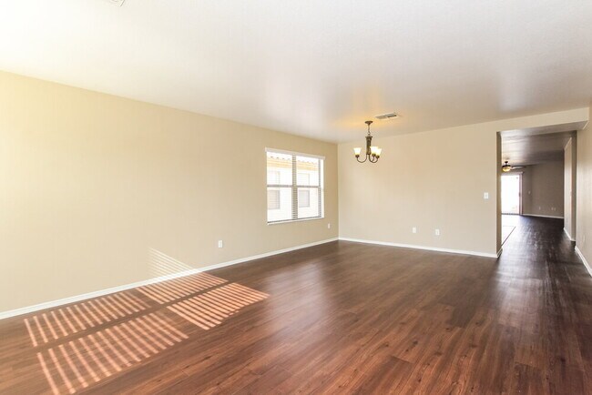 Foto del edificio - 15830 W Gelding Dr