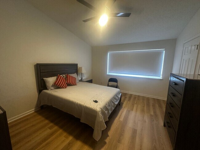 Building Photo - Kensington Lakes 1604