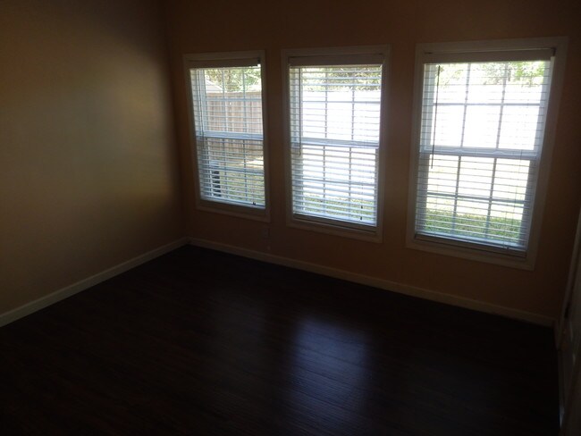 Building Photo - 9620 N Cardinal Dr