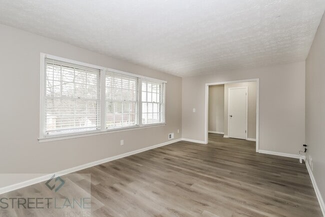 Building Photo - 500 Rue Montaigne