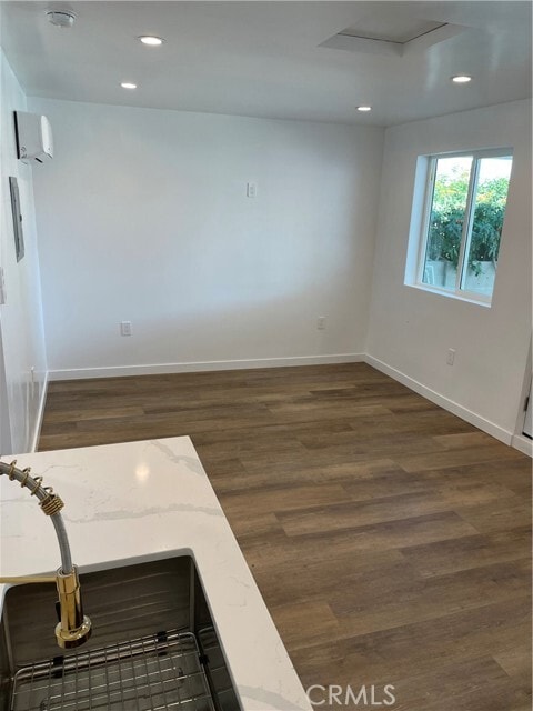 Foto del edificio - 24306 Victory Blvd