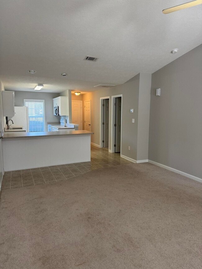 Building Photo - 6015 Sanibel Dr