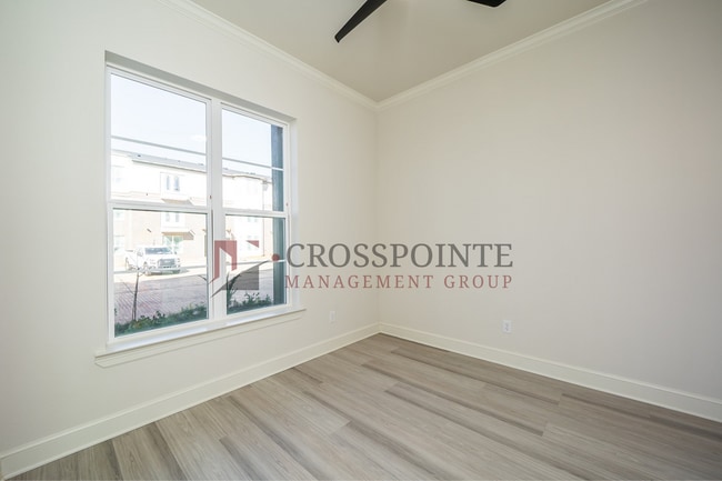 Building Photo - Luxury 3 bedroom, 3.5 Bath, 2 Car Garage Townhome- Fully Furnished!