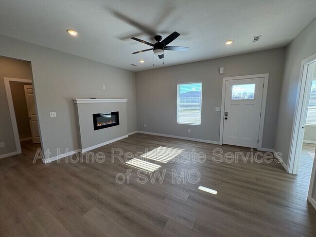 Building Photo - 4929 W Minota St