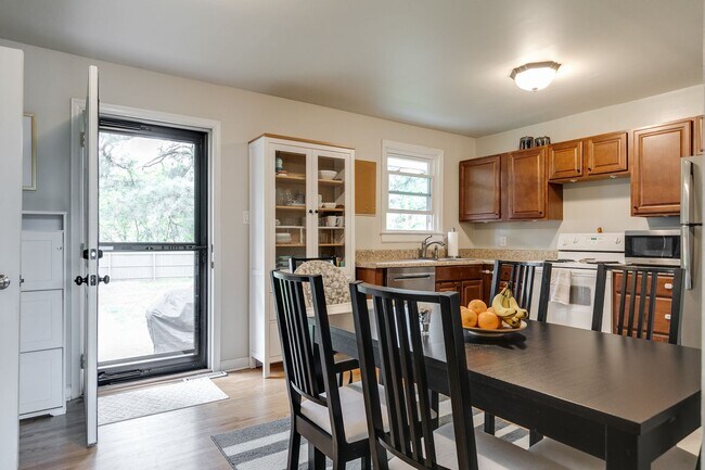 Foto del edificio - Charming 3 Bedroom Rancher Available Early...