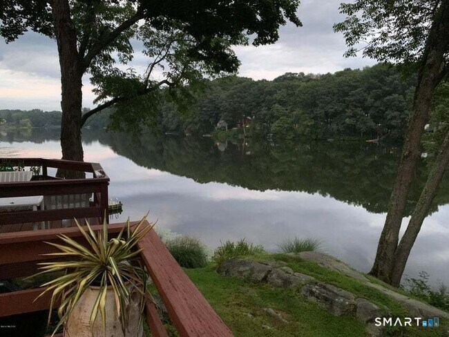 Foto del edificio - 213 River Rd Ext