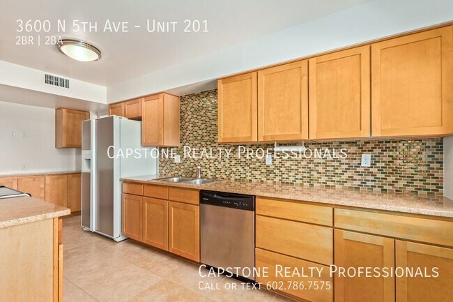 Foto del edificio - Charming 2 Bed 2 Bath Apartment in Melrose!