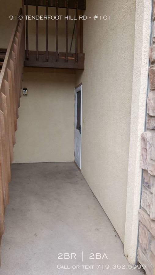 Building Photo - 2 bedroom apartment with fireplace
