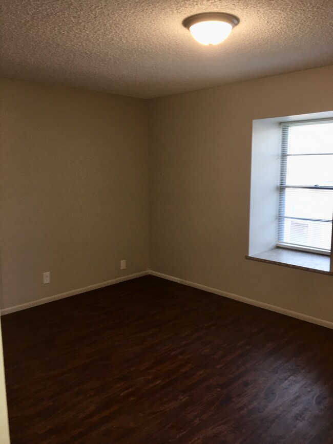 Spacious Master Bedroom - 4715 SE Adams Blvd