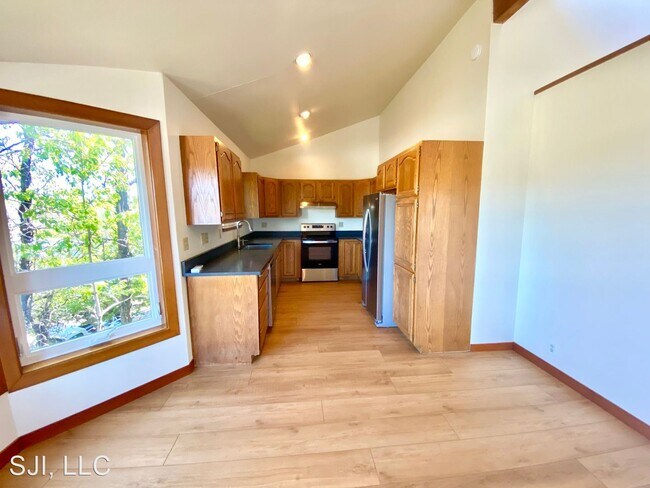 Building Photo - 2 br, 2 bath House - 720 Guard Street #4
