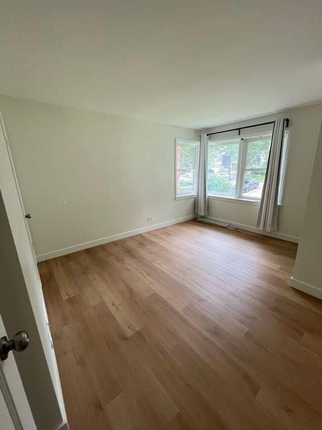 Building Photo - 127 S Forest Ave