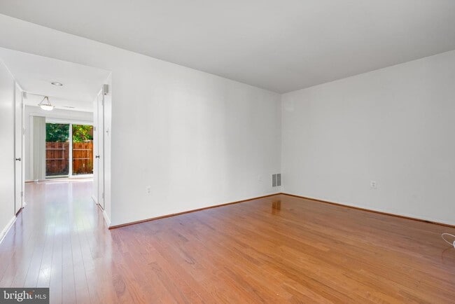 Foto del edificio - 9034 Arlington Blvd