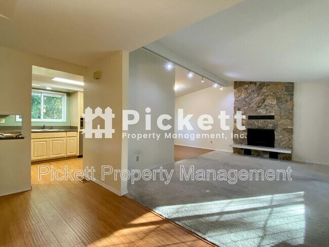 Foto del edificio - 7293 Pheasant Cir NE