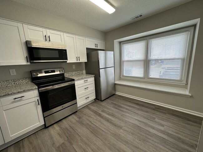 Foto del edificio - 2 Bedroom Town home in the heart of Virginia Beach