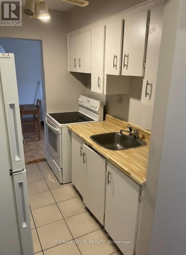 Building Photo - 2044 Arrowsmith Dr