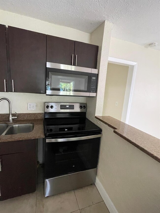 Foto del edificio - 5 bedroom in Dania FL 33004