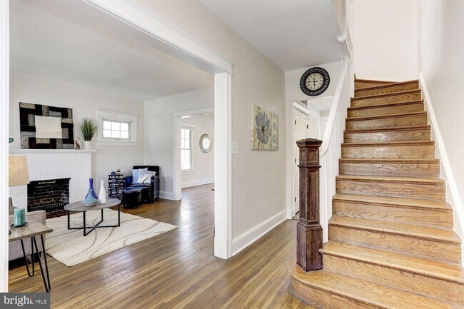 Entry - 4005 13th St NE