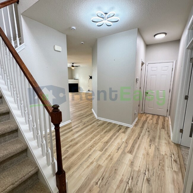 Building Photo - 1005 Silver Charm Cir