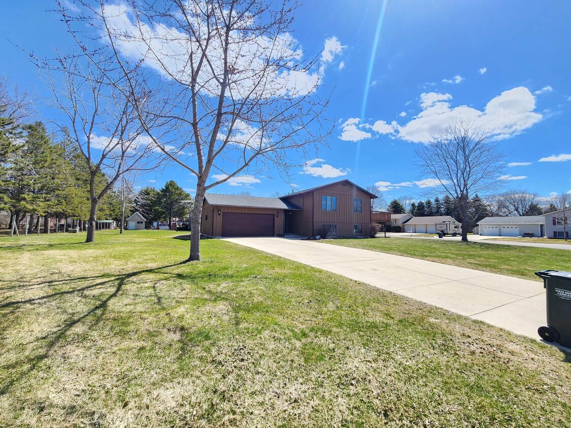 1908 20th Ave SW, Willmar, MN 56201 House Rental in Willmar, MN