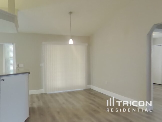 Foto del edificio - 27375 Deep Creek Blvd