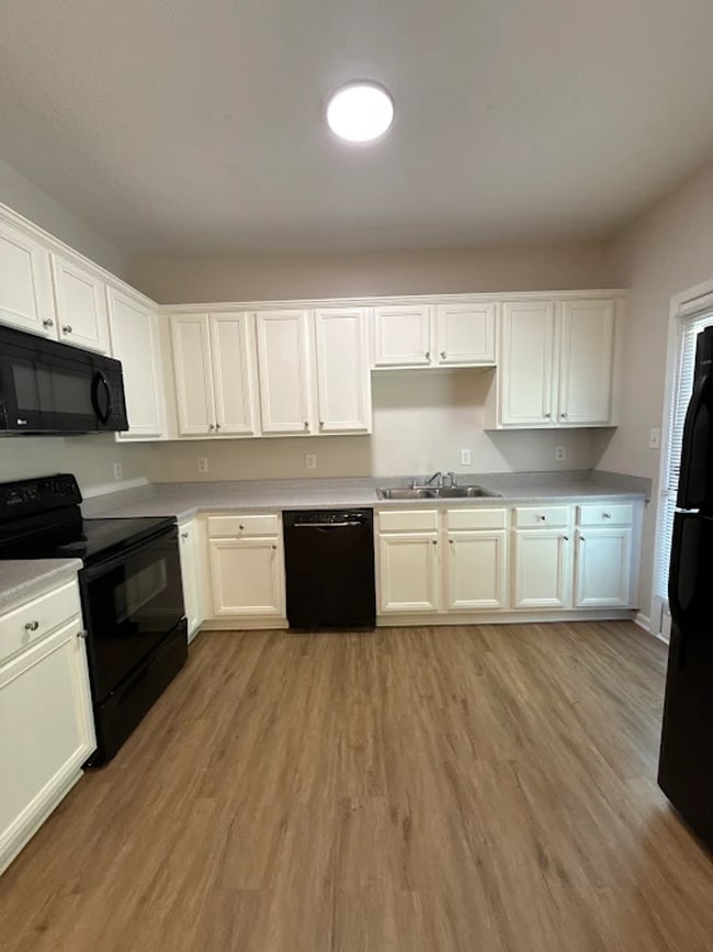 Building Photo - 3 bed 2 bath property in Atlanta!! -- Apply NOW and Get 50% OFF THE FIRST MONTH RENT!