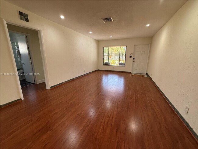 Foto del edificio - 1721 NE 48th Ct
