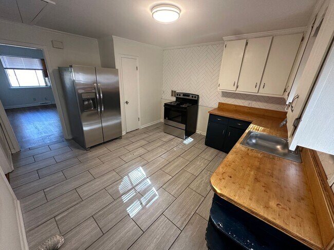 Foto del edificio - Charming 2BR Duplex in Durham’s Lakewood District