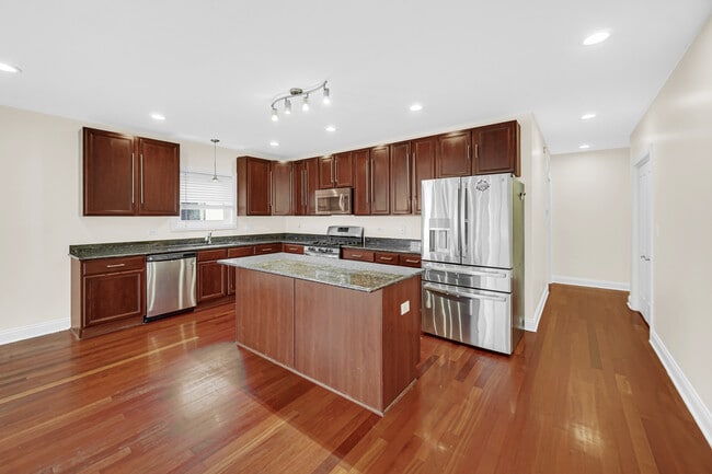 Foto del edificio - 548 E 50th St