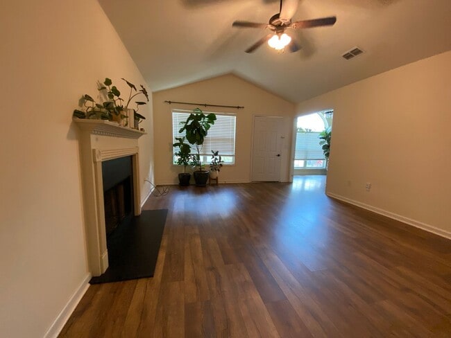 Foto del edificio - Adorable 3b/2b in Convenient Location!