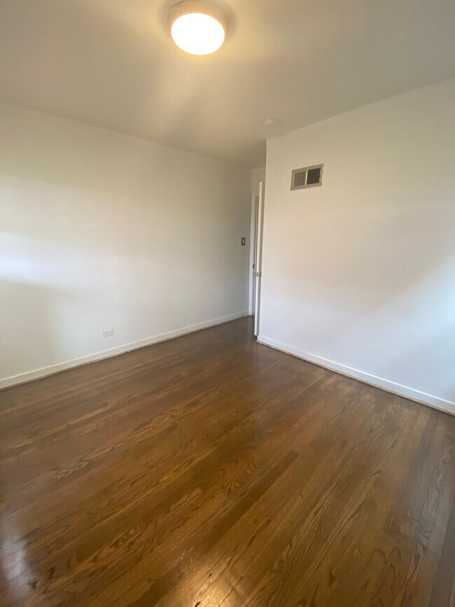 Foto del edificio - 8240 Keating Ave
