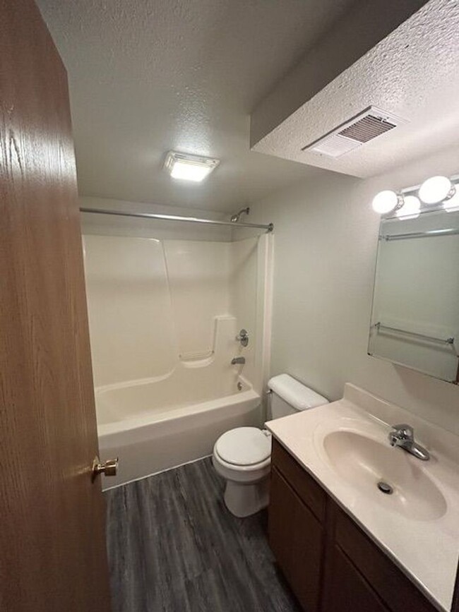Foto del edificio - 2 bedroom 1 bath top floor apartment - Mov...