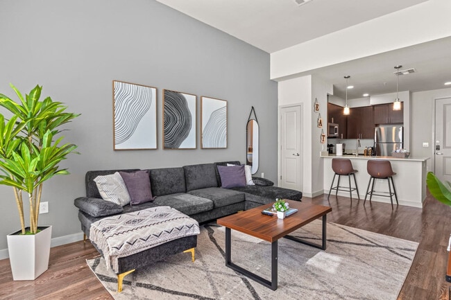 Building Photo - 711 W Broadway Rd