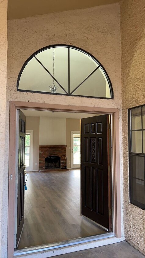 Building Photo - 1518 W Antiqua Dr