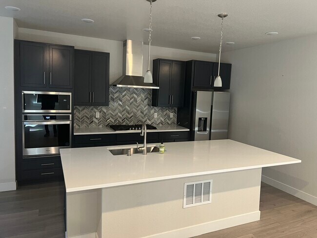Building Photo - 5221 Rendezvous Pkwy