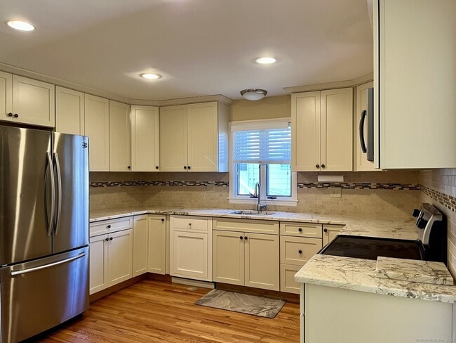 Building Photo - 31 Oenoke Pl