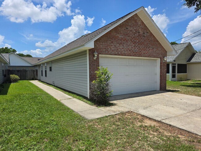 Foto del edificio - 3BR/2BA home with 2 car garage and privacy...
