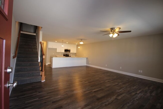Foto del edificio - 704 Cobblestone Dr