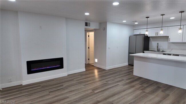 Foto del edificio - 5170 River Glen Dr