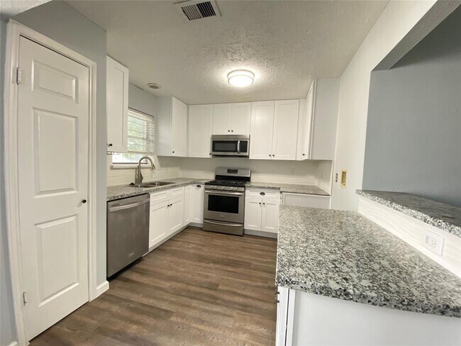 Building Photo - 4703 St Lawrence Dr