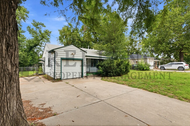 Building Photo - 1620 E Selma St