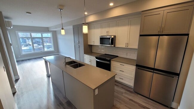 Building Photo - 1702 17 Av SW