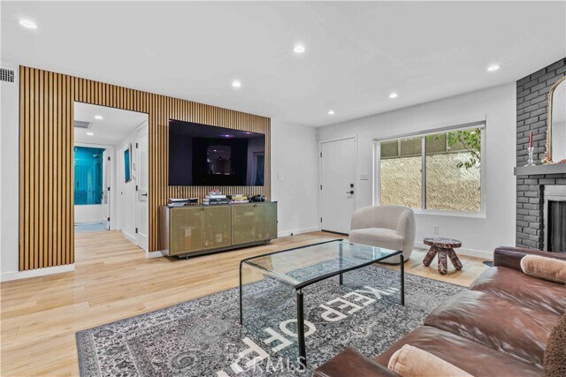 Foto del edificio - 635 E Magnolia Blvd