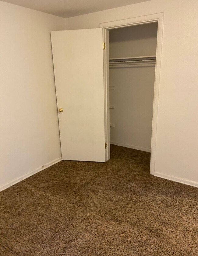 Foto del edificio - Available April 1 - 1 Bed/1 Bath Lindsley Park Condo