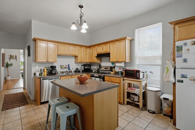 Building Photo - 3814 North Marshfield-1