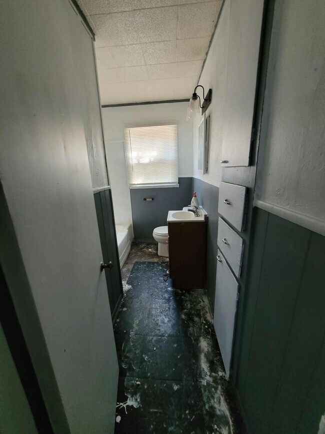 Building Photo - 108 E Cedar Ave