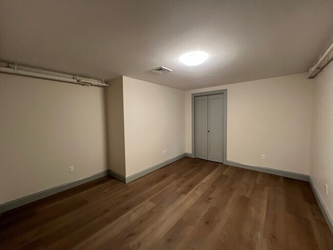 Building Photo - 160 Seabury St