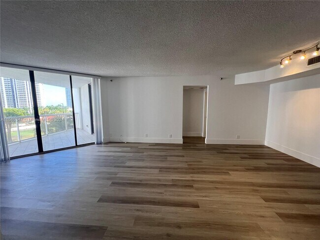 Foto del edificio - 3610 Yacht Club Dr